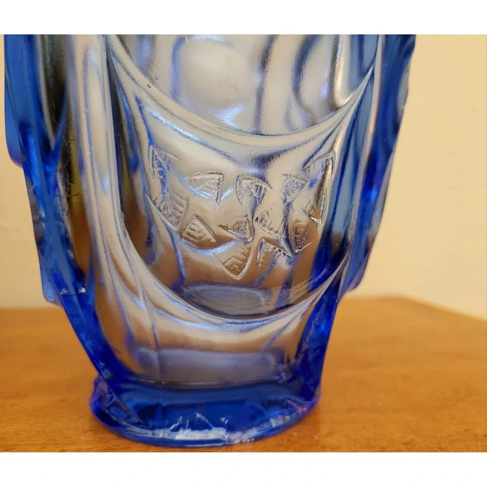 L.E. Smith Pressed Glass Cobalt Blue Etched Raised Floral Design 3D Footed Vase‎